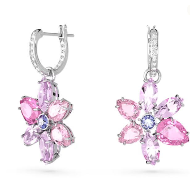 Die Gema Drop-Ohrhänger von Swarovski in Blütenform mit rosa und lila Akzenten.