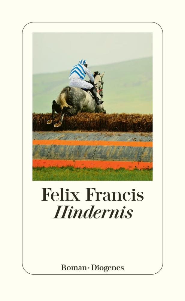 Ein Jockey auf einem Schimmel springt über ein Hindernis.