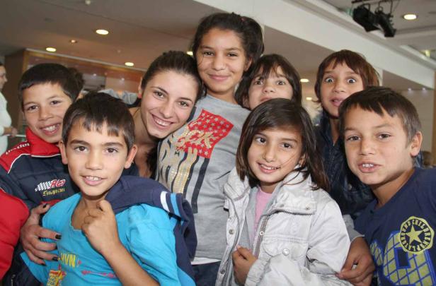 Eine Gruppe von Kindern unterschiedlichen Alters lächelt in die Kamera.