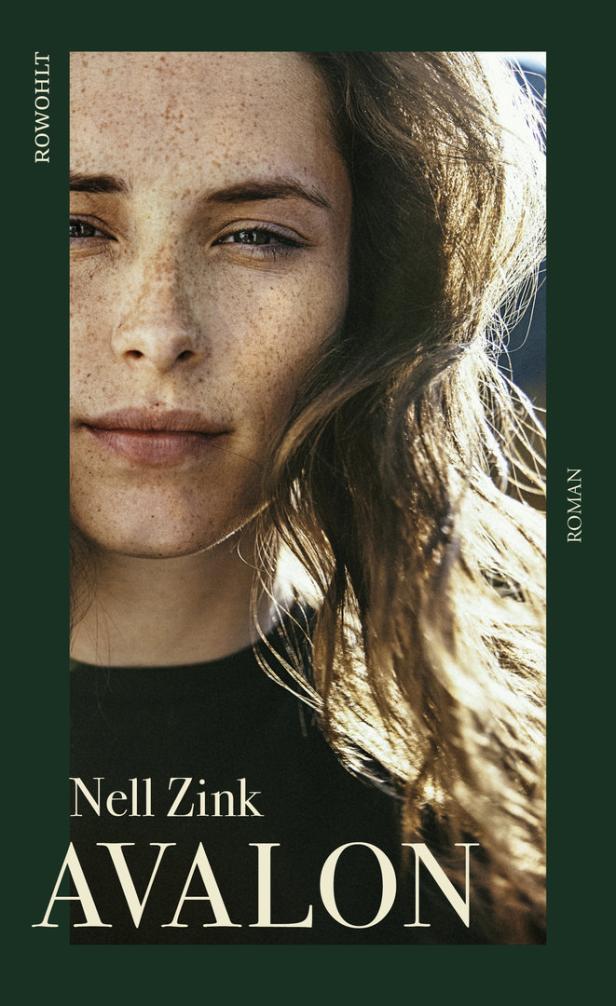 Das Cover des Romans „Avalon“ von Nell Zink zeigt das Gesicht einer jungen Frau mit Sommersprossen.