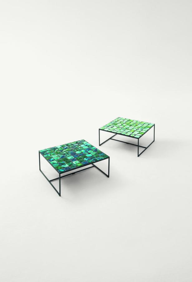 Zwei quadratische Couchtische mit Mosaikplatten in Grün- und Blautönen stehen auf einem weißen Hintergrund.