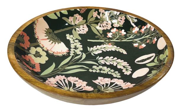 Eine hölzerne Schale mit einem floralen Muster in Rosa- und Grüntönen auf dunklem Grund.