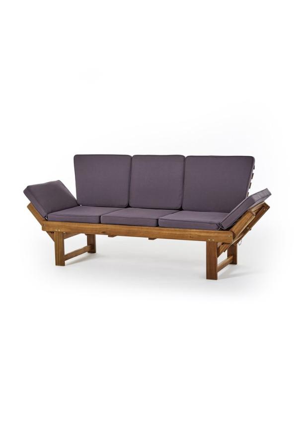 Ein hölzernes Gartensofa mit grauen Polstern vor einem weißen Hintergrund.