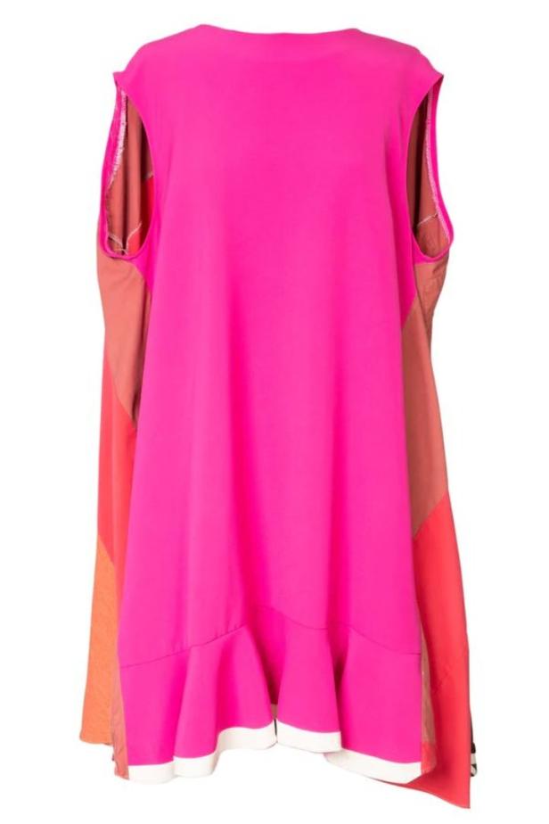 Ein ärmelloses Kleid in Pink-, Orange- und Brauntönen mit weißem Saum.