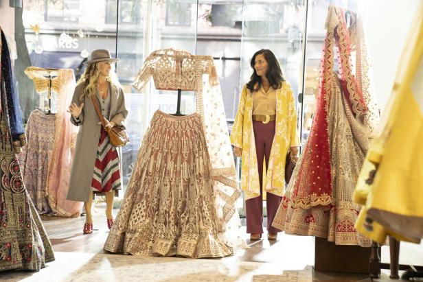 Sarah Jessica Parker und Sarita Choudhury in einer Boutique mit traditioneller indischer Kleidung.