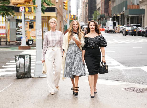Sarah Jessica Parker, Cynthia Nixon und Kristin Davis bei Dreharbeiten zu „And Just Like That…“ in New York.