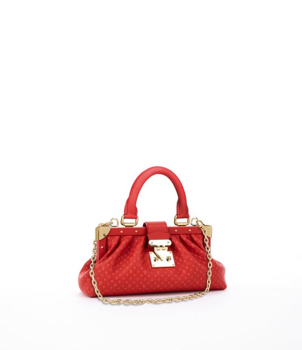 Eine rote Louis Vuitton Handtasche mit goldenen Akzenten und einer goldenen Kette.