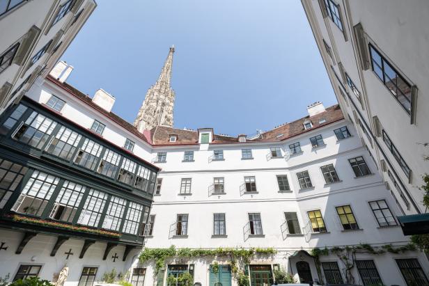 Blick auf den Stephansdom von einem Innenhof in Wien.