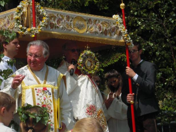 Blumenteppiche und Fronleichnamsprozession am Traunsee: Tradition eines Feiertages