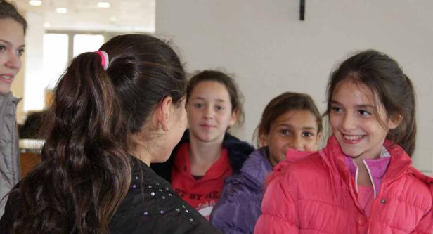 Eine Gruppe junger Mädchen unterhält sich miteinander.