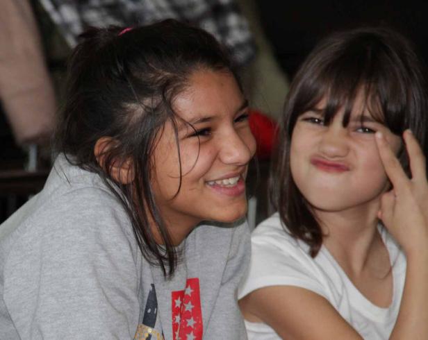 Zwei junge Mädchen haben Spaß und machen Grimassen.