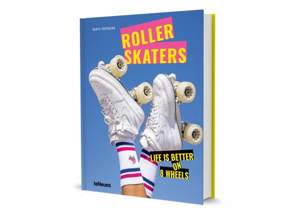 Das Buch „Roller Skaters“ von Marta Popowska zeigt Füße in Rollschuhen vor blauem Himmel.