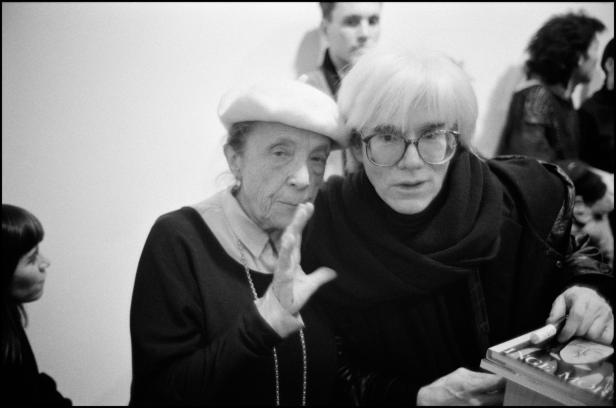 Andy Warhol und Louise Bourgeois zusammen bei einer Veranstaltung.