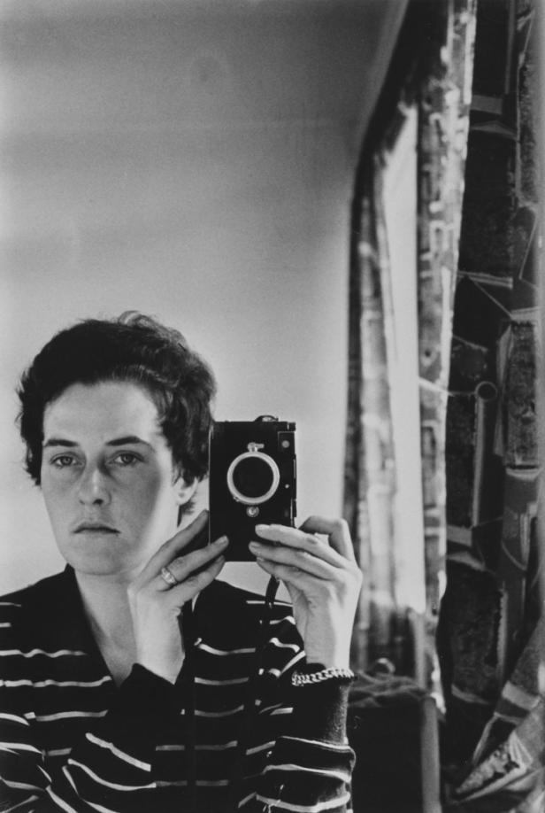 Inge Morath macht ein Selbstporträt mit einer Kamera.