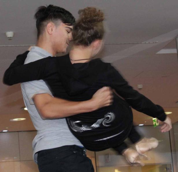 Ein Mann hält eine Ballerina in seinen Armen.