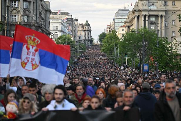 Serbien: Wie eine Ferrari-Flagge zum Symbol des Widerstands wurde
