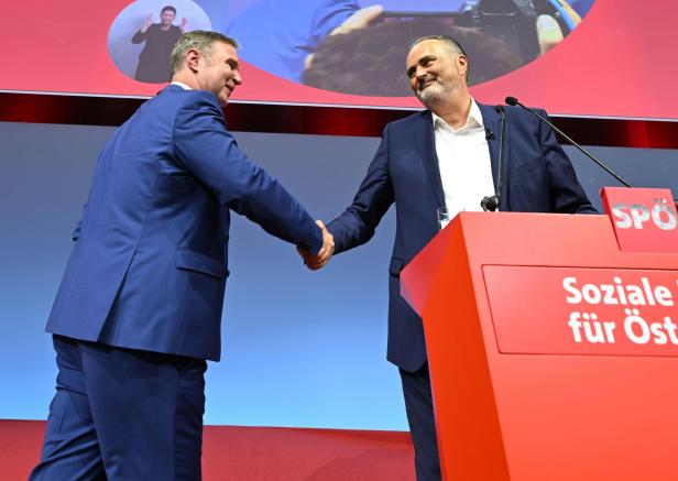 Andreas Babler und Hans Peter Doskozil geben sich die Hand auf dem SPÖ-Sonderparteitag in Linz.