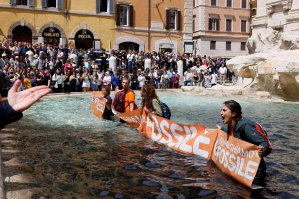 Frau badete im Trevi-Brunnen und ohrfeigte Polizisten