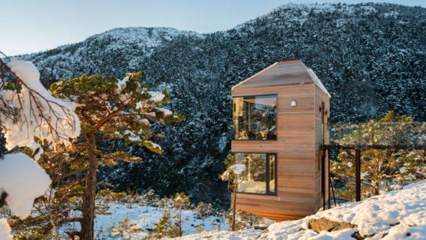 Die Bolder Star Lodge, ein modernes Holzhaus, steht in einer verschneiten Winterlandschaft.