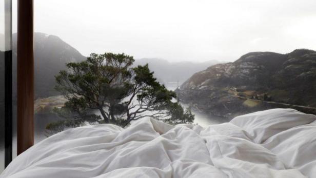 Blick aus einem Hotelzimmer auf eine norwegische Fjordlandschaft.