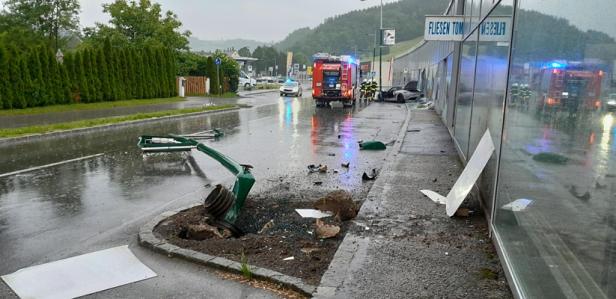 Porsche krachte im Bezirk Wiener Neustadt in Auslagenscheibe