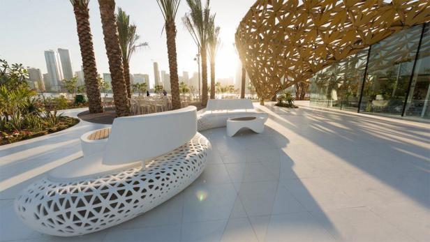 Weiße Designermöbel im Butterfly Pavilion mit Blick auf die Skyline der Stadt.