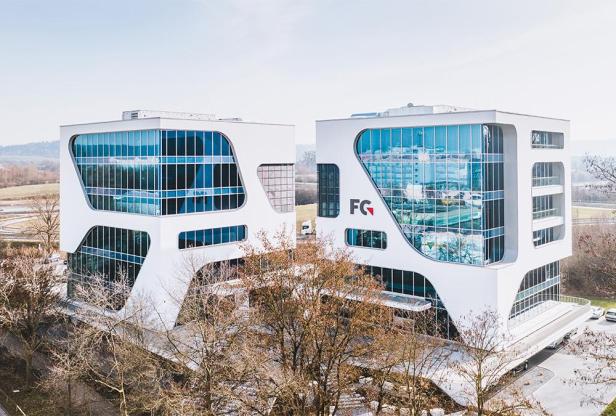 Der FC-Campus in Karlsruhe mit seiner markanten Fassade aus Flüssigkristall.