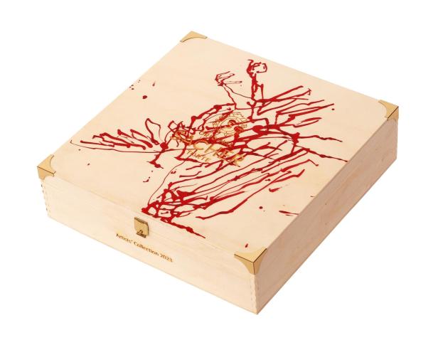 Eine Holzkiste der „Artists' Collection 2023“ von Original Sacher-Torte mit roter Bemalung.