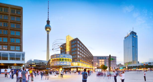 Berliner Fernsehturm und Weltzeituhr am Alexanderplatz.