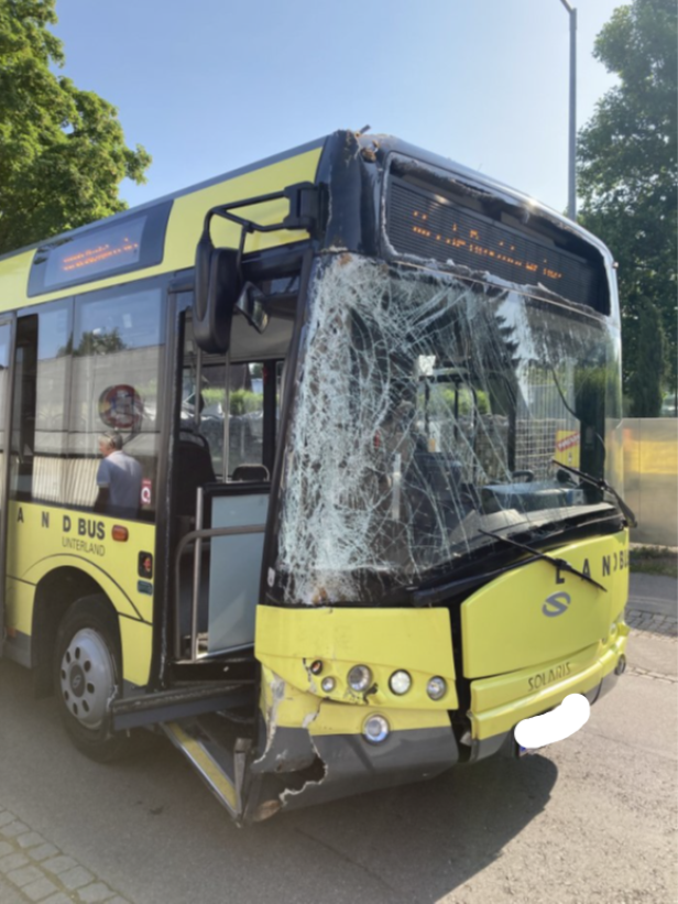 Ein gelber Linienbus mit einer zerstörten Windschutzscheibe und beschädigter Frontpartie.