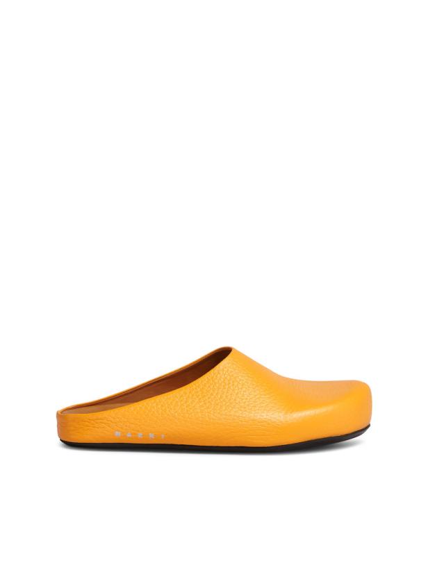 Ein orangefarbener Marni-Clog mit schwarzer Sohle.