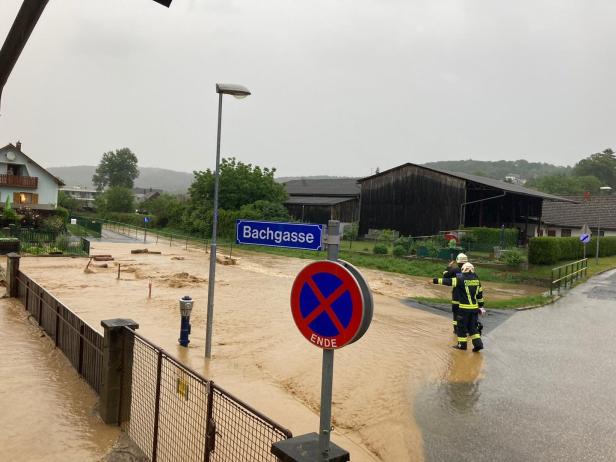 "Enorme Regenmengen": Feuerwehren im Dauereinsatz