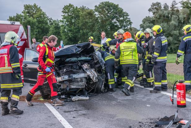 Mehrere Verletzte nach Pkw-Frontalkollision in Niederösterreich