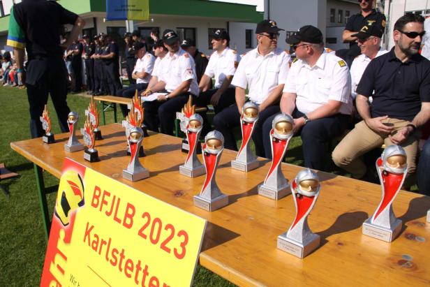 Bei der BFJLB 2023 in Karlstetten werden Feuerwehr-Pokale präsentiert.