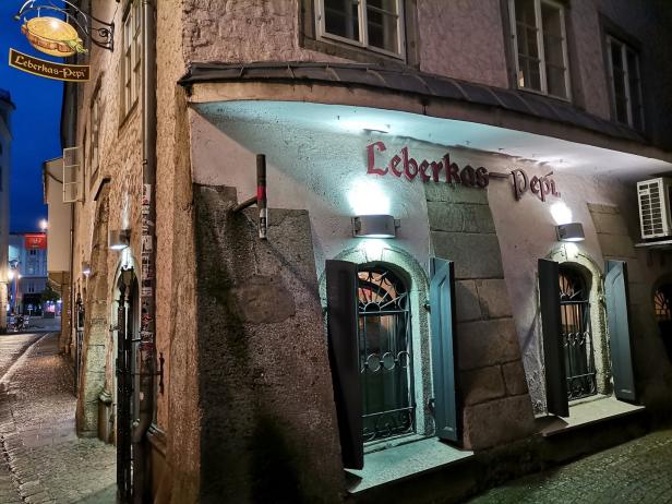 Das Restaurant „Leberkas Pepi“ in Linz bei Nacht.