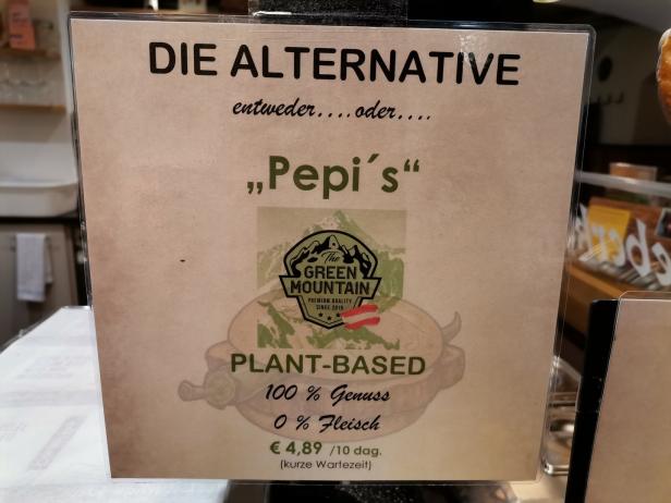 Ein Schild wirbt für „Pepi's“, eine pflanzliche Alternative mit 100% Genuss und 0% Fleisch.