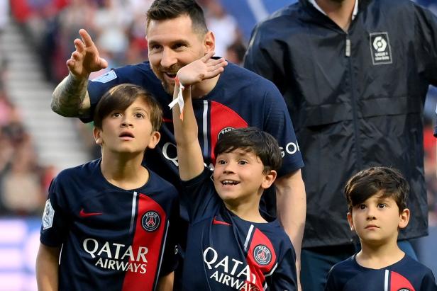 Lionel Messi mit seinen Söhnen im Trikot von Paris Saint-Germain.