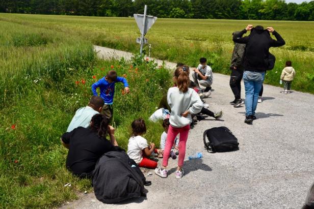 9 Kinder im Fahrzeug: Polizei stoppt Schleppertransport im Bezirk Baden