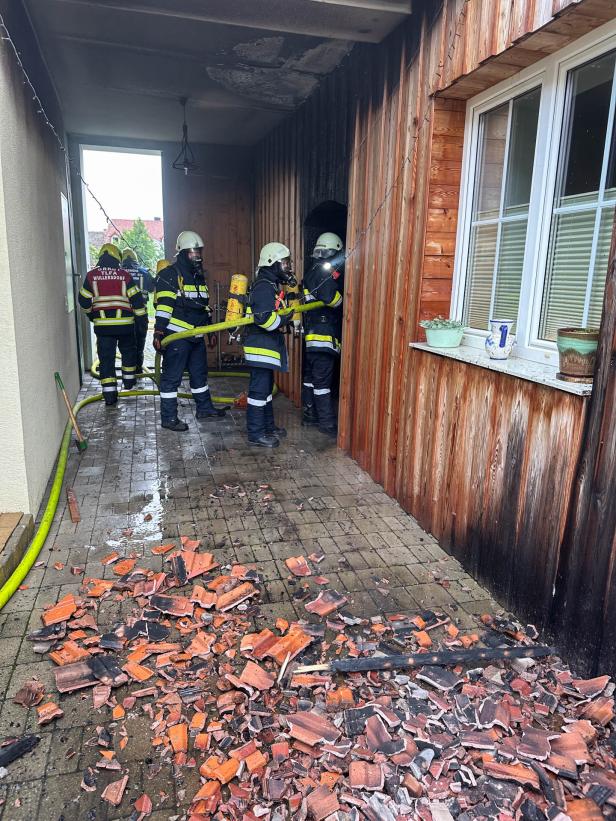 80 Feuerwehrleute bei Wohnhausbrand im Weinviertel im Einsatz
