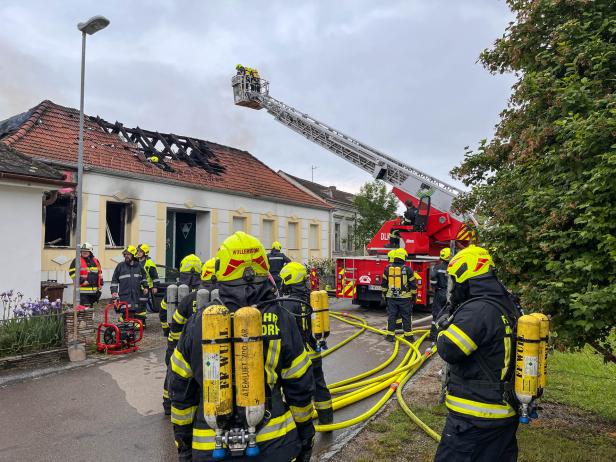 80 Feuerwehrleute bei Wohnhausbrand im Weinviertel im Einsatz