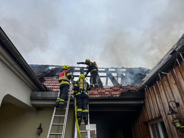 80 Feuerwehrleute bei Wohnhausbrand im Weinviertel im Einsatz