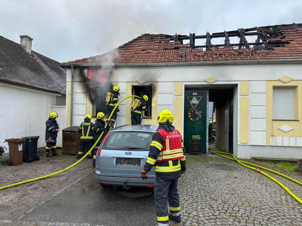 80 Feuerwehrleute bei Wohnhausbrand im Weinviertel im Einsatz