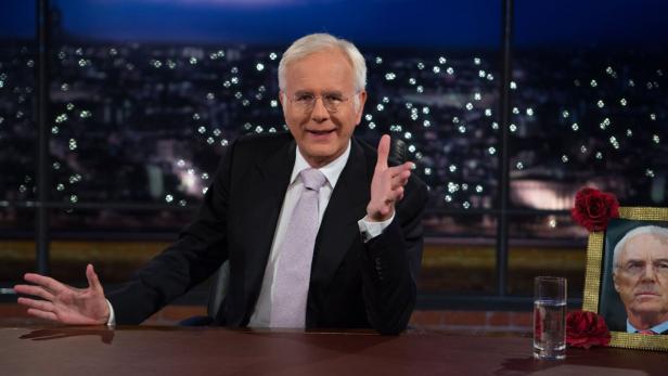 Wolfgang Schäuble sitzt in einer Talkshow vor einem nächtlichen Stadtpanorama.