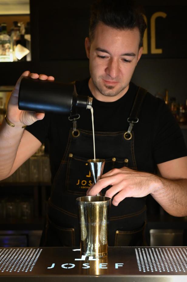 Barkeeper Kristof Urascs mixt einen Cocktail.