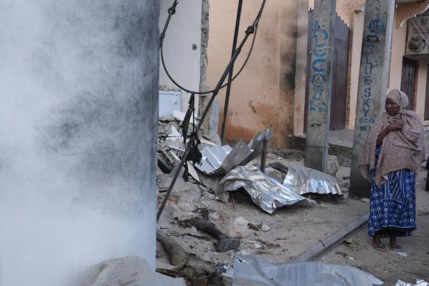 CORRECTION-SOMALIA-UNREST Neun Tote bei Islamisten-Angriff auf Hotel in Mogadischu