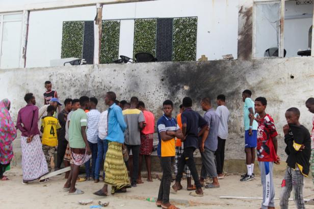 Somali security forces end Al-Shabaab hotel attack in Mogadishu Neun Tote bei Islamisten-Angriff auf Hotel in Mogadischu