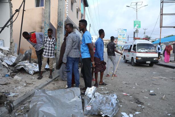 CORRECTION-SOMALIA-UNREST Neun Tote bei Islamisten-Angriff auf Hotel in Mogadischu