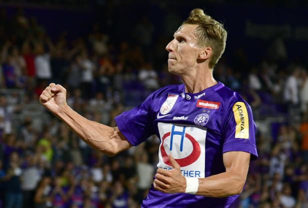 Fußballspieler der FK Austria Wien jubelt während eines UEFA Europa League Qualifikationsspiels gegen Apollon Limassol.