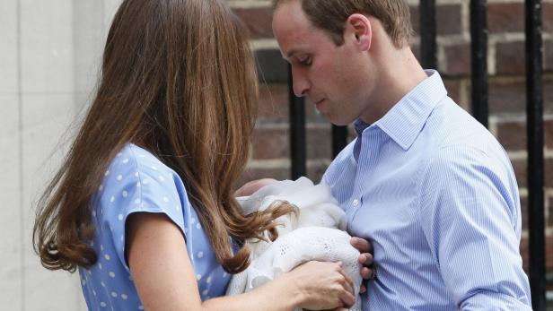 Prinz William und Kate Middleton präsentieren ihr neugeborenes Baby der Öffentlichkeit.