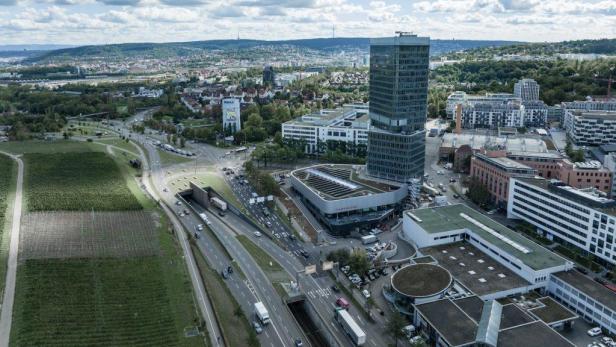Luftaufnahme des Porsche Zentrum Stuttgart mit umliegender Stadtlandschaft.